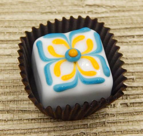 Click to view detail for HG-173  White Choc Berry/Mango Design $47